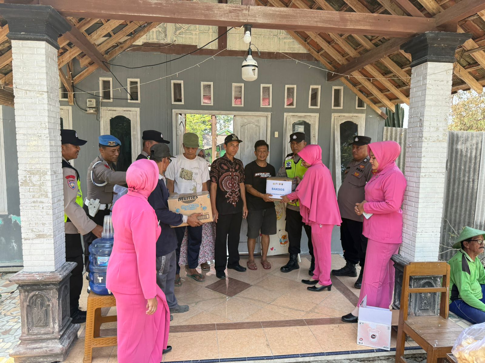 Wujud Kepedulian dan Edukasi Waspada Bencana, Polsek Kunduran Salurkan Bantuan Sosial untuk Korban Kebakaran